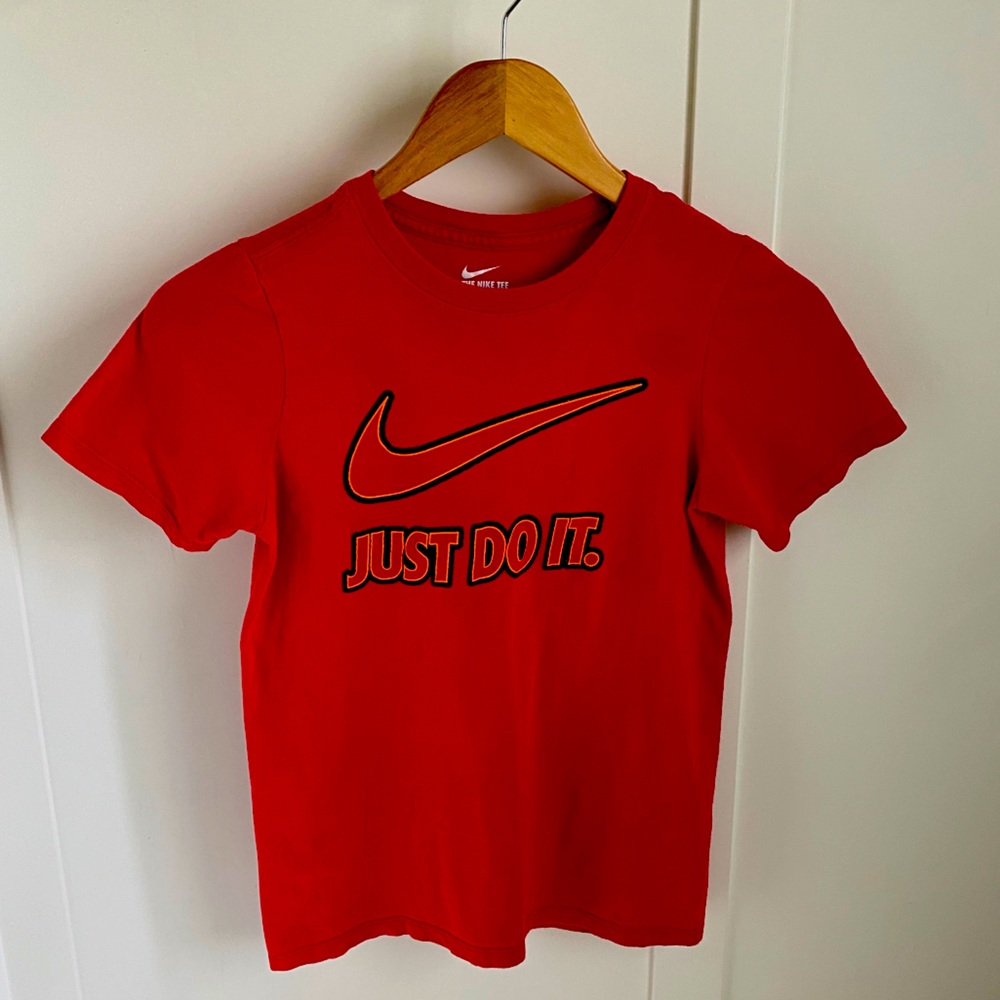 Nike T-shirt (Boys M)